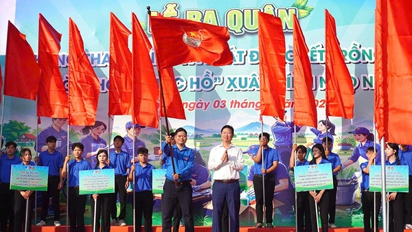 Phó Chủ tịch Ủy ban nhân dân tỉnh Đồng Tháp Huỳnh Minh Tuấn trao cờ lệnh phát động Tháng Thanh niên năm 2026 cho Bí thư Tỉnh đoàn Đồng Tháp Lê Hoàng Quyết.