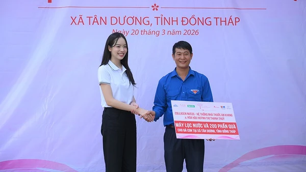 Hoa hậu quốc tế 2024 Huỳnh Thị Thanh Thủy trao tặng công trình máy lọc nước tại xã Tân Dương, tỉnh Đồng Tháp.