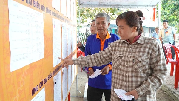 Cử tri xã biên giới Thường Phước, tỉnh Đồng Tháp tìm hiểu danh sách ứng cử đại biểu Quốc hội khóa XVI và đại biểu Hội đồng nhân dân các cấp.