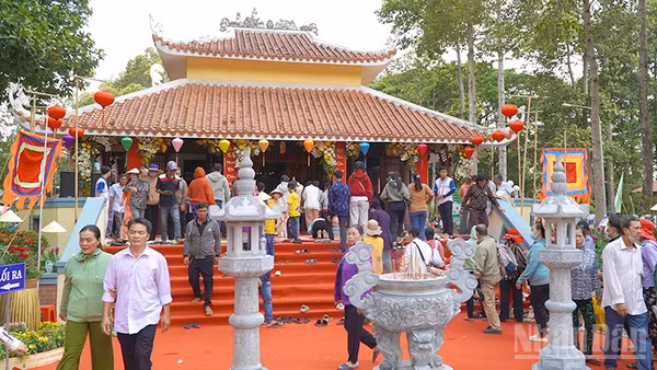 Khách thập phương viếng, thắp hương tại Miếu Bà Chúa Xứ Gò Tháp.