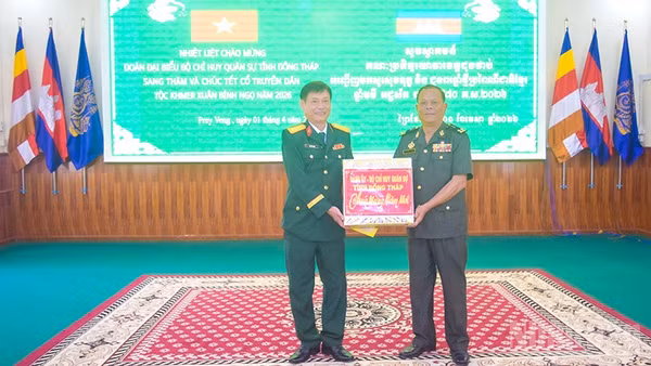 Đại tá Cao Văn Thảo, Phó Chính ủy Bộ Chỉ huy Quân sự tỉnh Đồng Tháp tặng quà Tiểu khu Quân sự tỉnh Prey Veng.