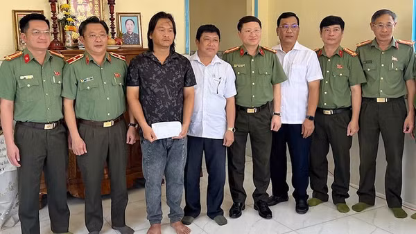 Đoàn công tác trao tiền hỗ trợ gia đình đồng chí Phạm Văn Mịch. (Ảnh: TRỌNG TÍN)