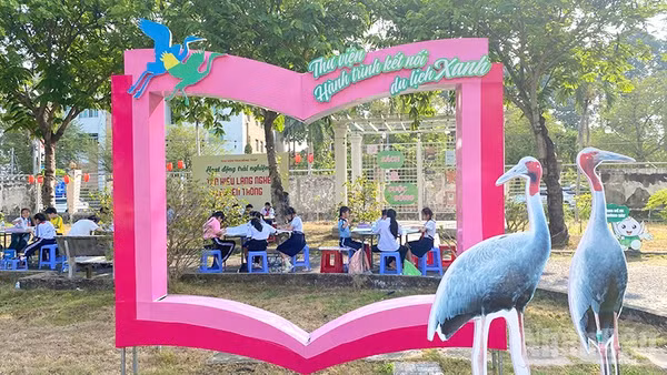 Thí sinh tham gia Hội thi thiếu nhi vẽ tranh theo sách.