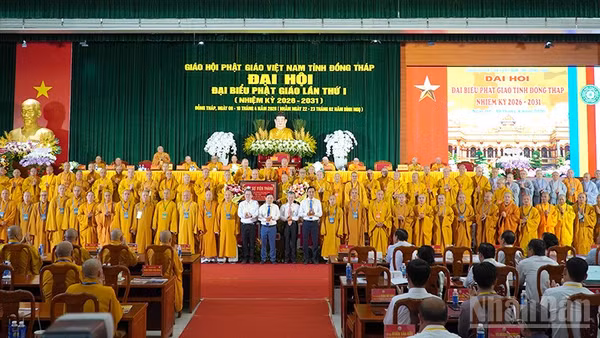 Ban Trị sự Giáo hội Phật giáo Việt Nam tỉnh Đồng Tháp nhiệm kỳ 2026-2031 cùng đại biểu tại buổi ra mắt đại hội.