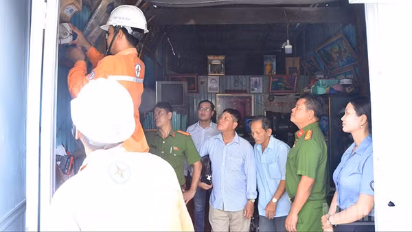 Các hộ dân được Điện lực Hồng Ngự hỗ trợ lắp đặt tại nhà hoàn toàn miễn phí. 