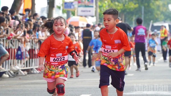 2 vận động viên nhí quyết tâm chinh phục đường đua. (Ảnh: HỮU NGHĨA)