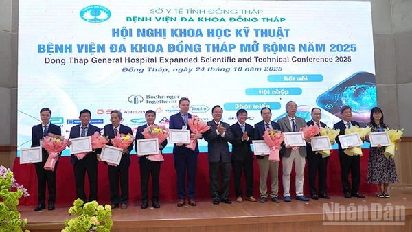 Lãnh đạo Bệnh viện đa khoa Đồng Tháp tặng hoa, trao giấy chứng nhận đã tham gia chủ tọa và báo cáo viên tại hội nghị.