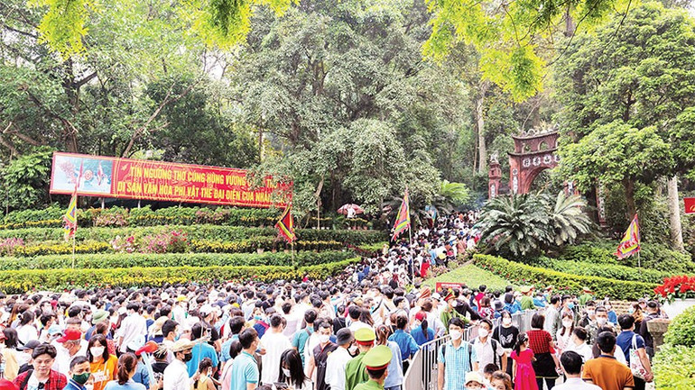 Người dân trảy hội Đền Hùng.