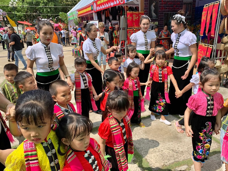 Hướng dẫn các cháu tập các điệu xòe Thái.