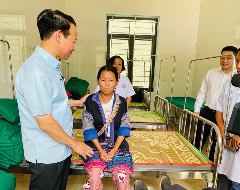 Bí thư Tỉnh ủy Yên Bái thăm người bệnh đang điều trị tại trạm xá xã Hồ Bốn.