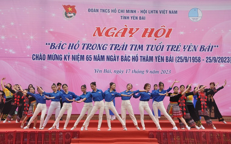 Một tiết mục văn nghệ chào mừng ngày hội.