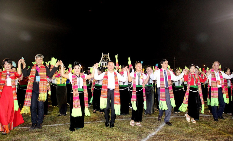 Tay trong tay vòng xòe.