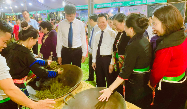 Trình diễn cách chế biến thủ công chè Shan tuyết.