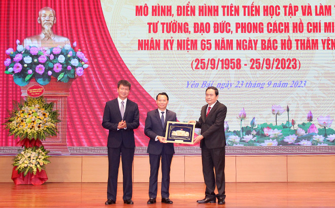 Trao bức tranh biểu tượng nhà Quốc hội cho tỉnh Yên Bái.