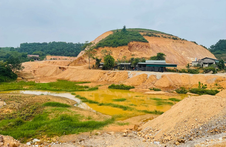 Một diện tích đầm Bùng bị san lấp chuyển sang mục đích khác.