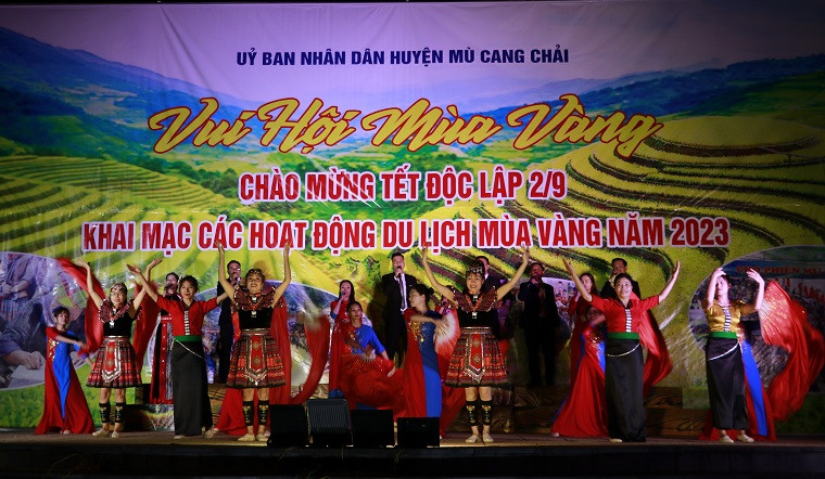 Tiết mục ca ngợi quê hương Mù Cang Chải đổi mới. Tiết mục ca ngợi quê hương Mù Cang Chải đổi mới.