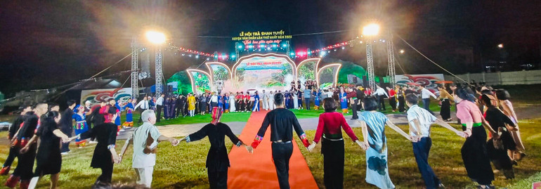 Điệu xòe đoàn kết tại lễ hội.