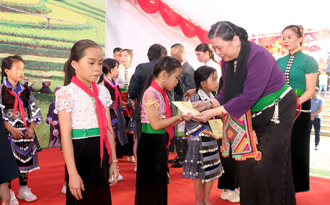 Trao học bổng cho học sinh nghèo vượt khó.