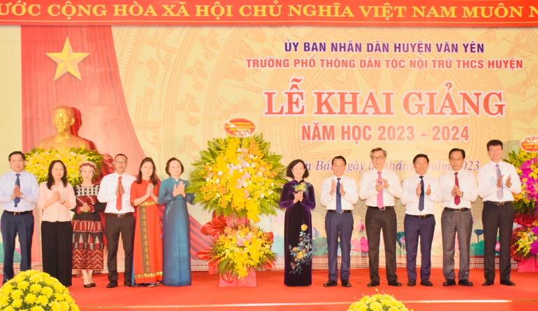 Đồng chí Trương Thị Mai tặng hoa chúc mừng Ngày khai giảng tại Trường Phổ thông dân tộc nội trú Trung học cơ sở huyện Văn Yên, tỉnh Yên Bái.