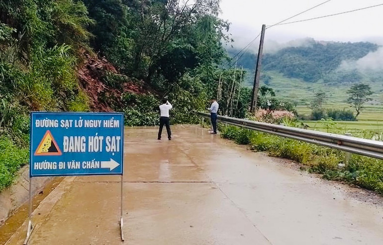 Giao thông nhiều nơi bị ách tắc do sạt taluy dương.