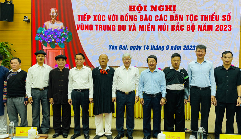 Các đại biểu tỉnh Yên Bái tham gia chụp ảnh Đoàn chủ tịch hội nghị.