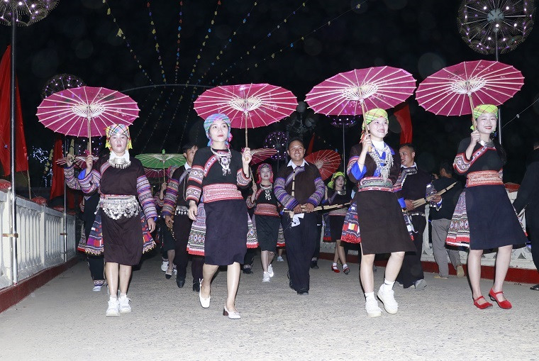 Diễu diễn người H'Mông xuống phố. Diễu diễn người H'Mông xuống phố.