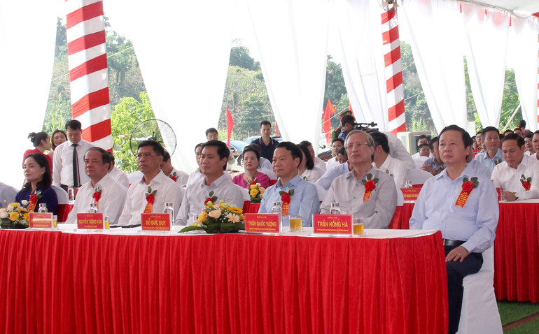 Các đại biểu dự lễ khánh thành. Các đại biểu dự lễ khánh thành.