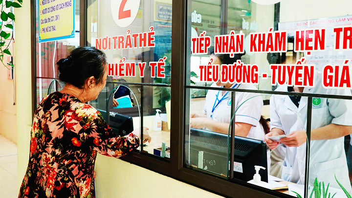 Bảo đảm người dân vùng lũ không bị gián đoạn KCB bằng thẻ BHYT. Ảnh: TTXVN