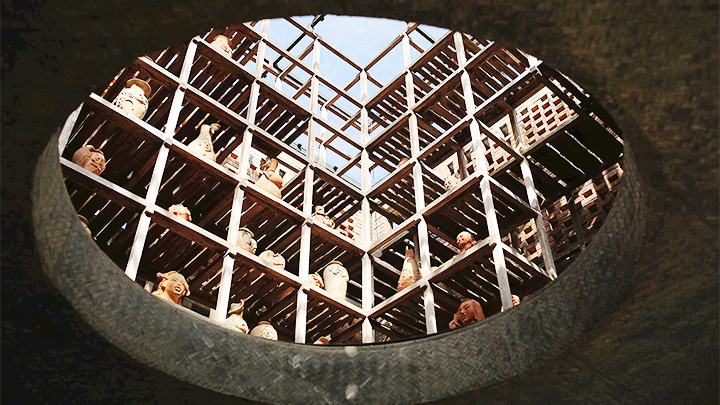 Kệ gỗ trưng bày gốm.