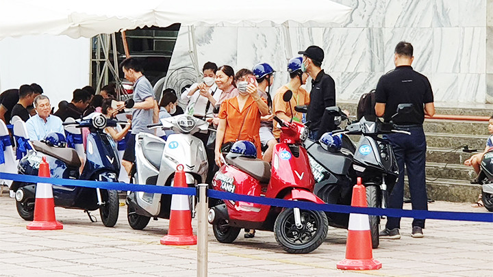 Người dân trải nghiệm xe máy điện Vinfast. Ảnh: NAM ANH Người dân trải nghiệm xe máy điện Vinfast. Ảnh: NAM ANH