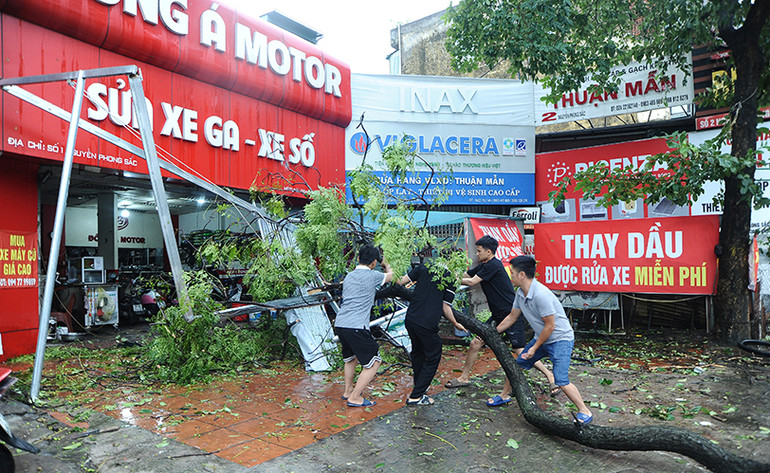 Người dân chủ động khắc phục hậu quả bão lũ.