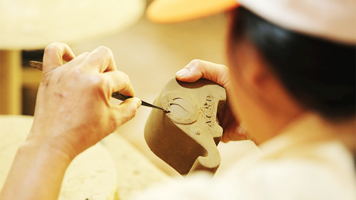 Thiết kế logo trên bề mặt gốm.