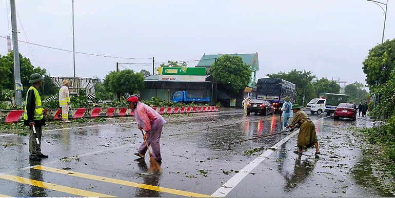 Các lực lượng túc trực, bảo đảm an toàn giao thông sau bão. Các lực lượng túc trực, bảo đảm an toàn giao thông sau bão.