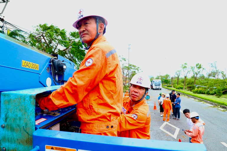Ngành điện Hải Phòng khẩn trương khôi phục lưới điện sau bão số 3. Ảnh: NGÔ QUANG DŨNG Ngành điện Hải Phòng khẩn trương khôi phục lưới điện sau bão số 3. Ảnh: NGÔ QUANG DŨNG