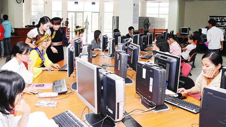 Sinh viên là người dân tộc là một trong các đối tượng được miễn giảm học phí. Ảnh: HẢI NAM