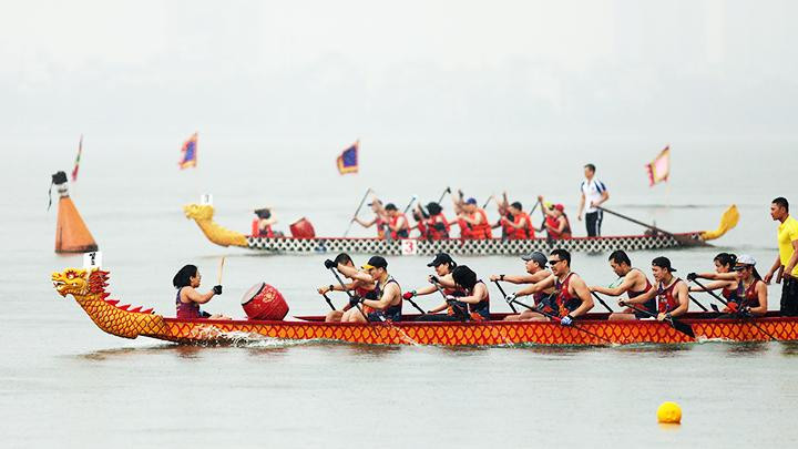 Cạnh tranh quyết liệt trên đường đua xanh.