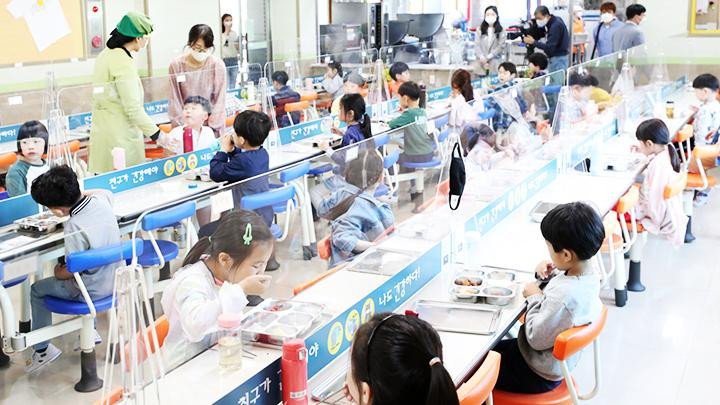 Các trường học tại Hàn Quốc nâng cao an toàn thực phẩm sau một số vụ ngộ độc. Ảnh: HERALDM