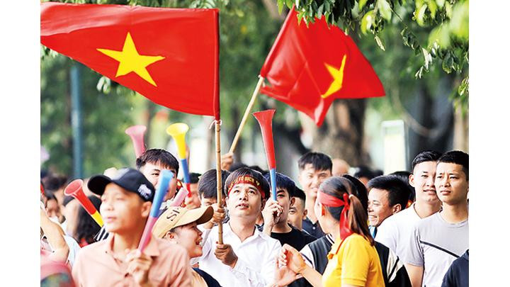 Đông đảo người dân Thủ đô đến cổ vũ cho giải đua thuyền “hội nhập”.