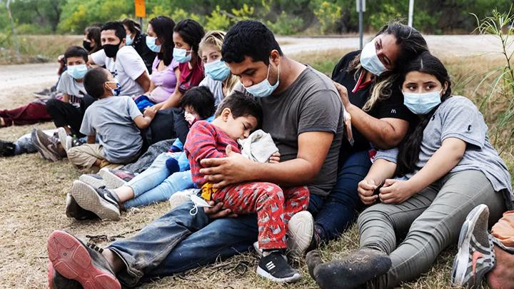 Một nhóm người di cư bị chặn lại trong hành trình tới Mỹ. Ảnh: GETTY IMAGES