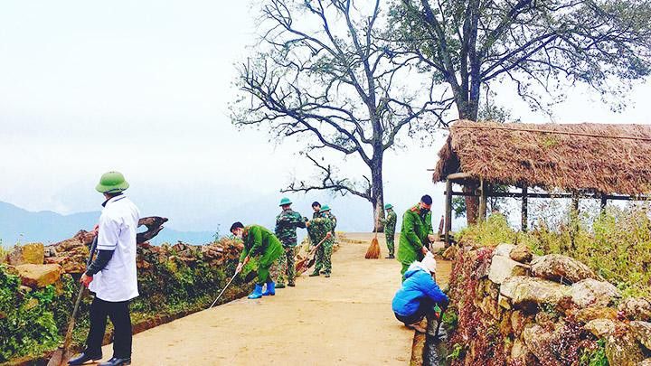 Công an xã Y Tý phối hợp lực lượng chức năng và người dân tham gia công tác xã hội. Ảnh: HOÀNG VIỆT