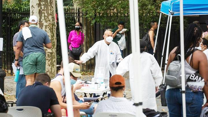 Canada đang triển khai tiêm một mũi vaccine cho mỗi người dân. Ảnh: REUTERS Canada đang triển khai tiêm một mũi vaccine cho mỗi người dân. Ảnh: REUTERS