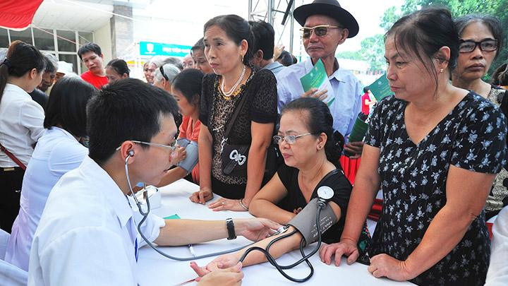 Khám và tư vấn điều trị cho người già mắc các bệnh mãn tính.