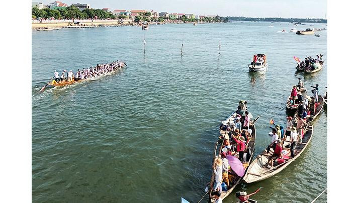 Nhiều người dân đi thuyền để cổ vũ cho các đội đua.