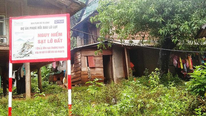 Khu vực Trại Cá (xã Tà Long, huyện Đakrông) được cắm biển cảnh báo với nguy cơ sạt lở đất.