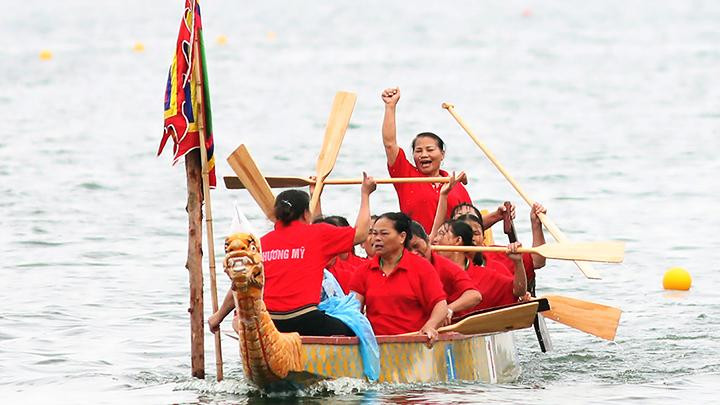Đội nữ Chương Mỹ trong niềm vui cán đích.