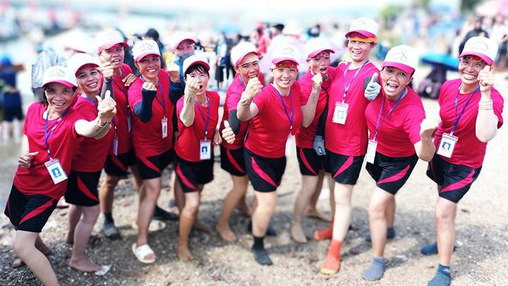 Niềm vui của đội đua thuyền nữ xã Hiền Ninh khi đoạt Giải nhất.