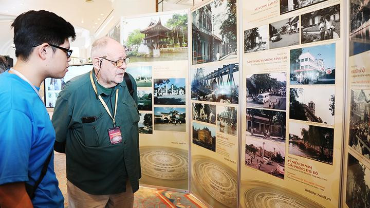 Đại diện một đơn vị sản xuất tham quan triển lãm các bối cảnh làm phim của Hà Nội. Đại diện một đơn vị sản xuất tham quan triển lãm các bối cảnh làm phim của Hà Nội.