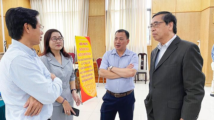 Các đại biểu trao đổi ý kiến bên lề hội nghị. Ảnh: HÀ DUNG