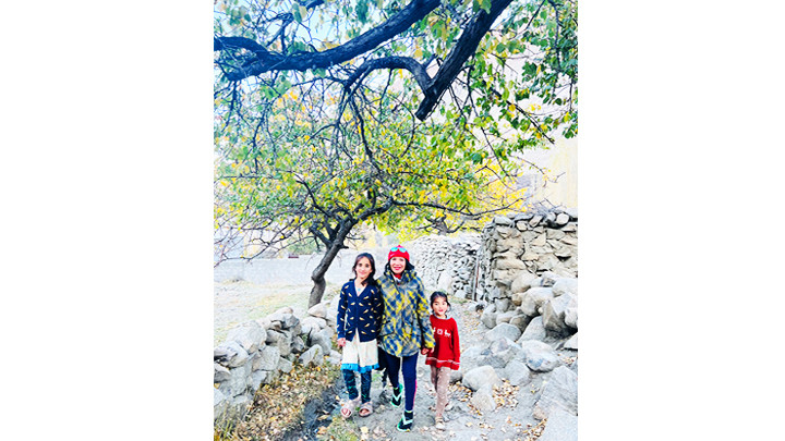 Tác giả với chị em Iqra và Ayesha, làng Hunza. Tác giả với chị em Iqra và Ayesha, làng Hunza.