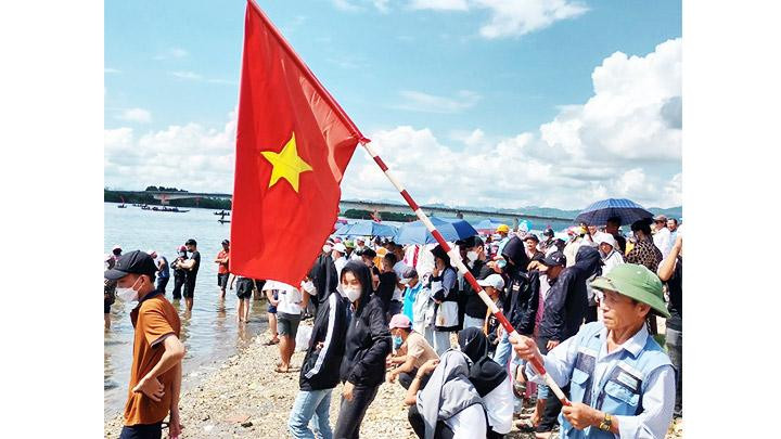 Các cổ động viên đứng hai bên bờ sông Nhật Lệ cổ vũ thuyền đua.